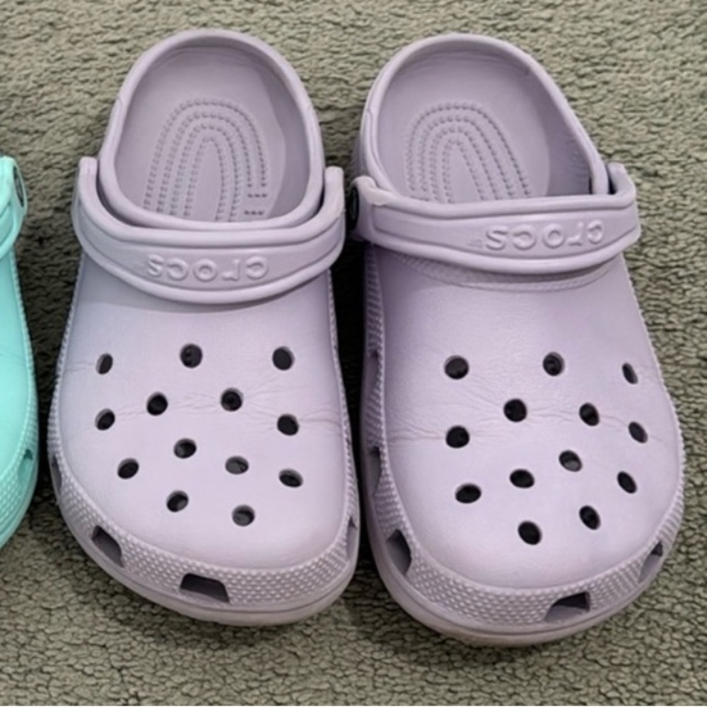 one pair of classic clog crocs (size: women 7, men 5) in light purple - Picture 3 of 4